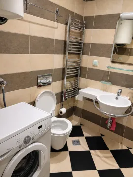 Kupatilo opremljeno sanitarijama, umivaonikom, wc šoljom i veš mašinom. - image 6