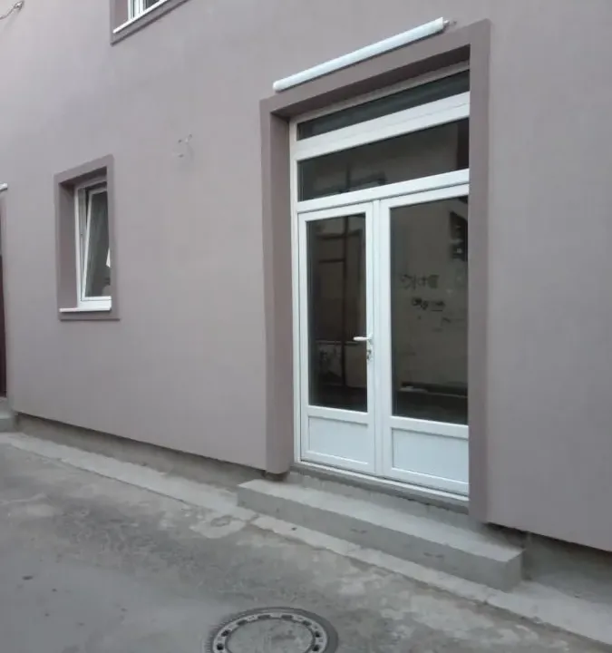 Izdavanje, poslovni prostor, 60m², Zemun Gornji Grad, Zemun Sve Podlokacije