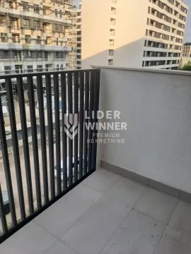 Nenamešten balkon sa pogledom na susedne zgrade. - image 4