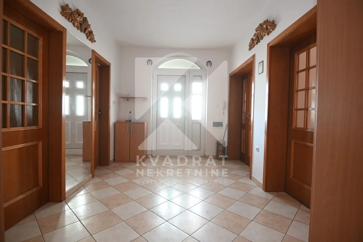 Rent, house, 400m², Zlatica, Podgorica