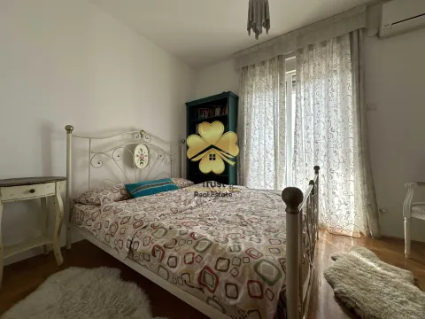 Izdavanje, trosoban stan, 100m², Blok 9, Podgorica - image 11
