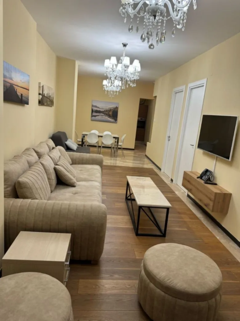 Izdavanje, dvosoban stan, 77m², Tree cane, Budva