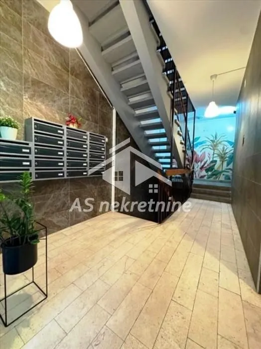 Izdavanje, četvorosoban stan, 94m², Lion, Zvezdara Sve Podlokacije