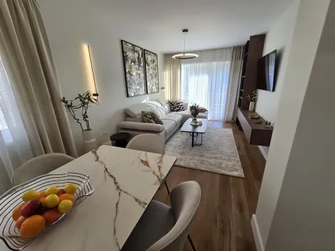 Dnevni boravak sa trpezarijom i sofom. - image 2