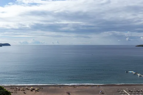 Pogled sa terase na otvoreno more i plažu. - image 18