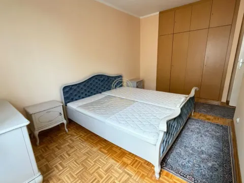 Spavaća soba sa bračnim krevetom, noćnim stočićima i ugradnim ormanom. - image 21