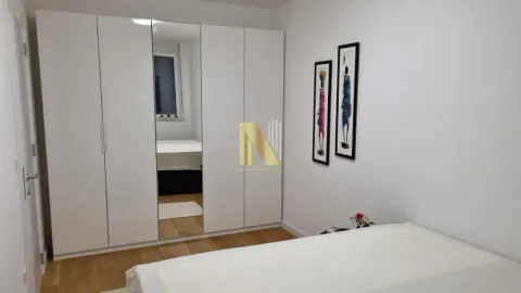 Spavaća soba sa velikim belim ormanom sa ogledalom i bračnim krevetom. - image 7