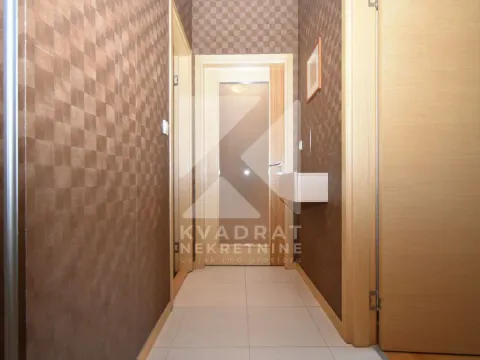 Izdavanje, trosoban stan, 100m², Blok 6, Podgorica - image 15