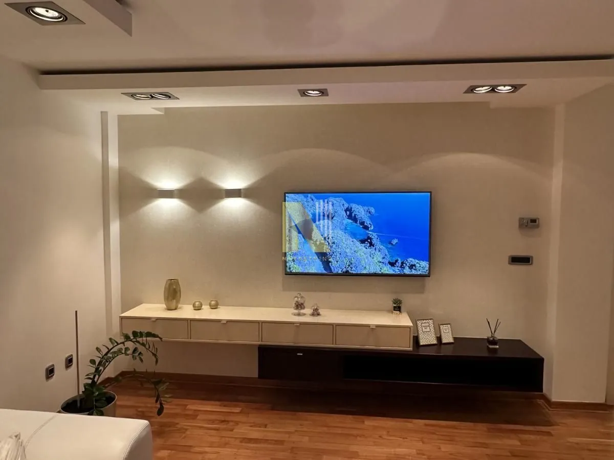 Izdavanje, kuća, 250m², Lipov gaj, Novi Sad Sve Podlokacije