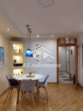 Trpezarija sa okruglim stolom i stolicama u sklopu dnevnog boravka. - image 7