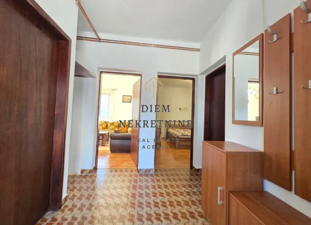 Izdavanje, dvosoban stan, 70m², Radanovići, Kotor