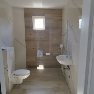 Novoopremljeno kupatilo sa tuš kabinom, umivaonikom i šoljom. - image 2