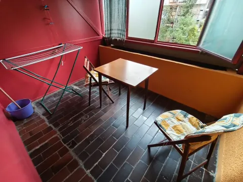 Natkriveni balkon sa stolom, stolicama i stalkom za sušenje veša. - image 14