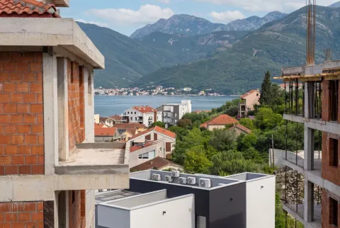 Pogled sa terase objekta u izgradnji na more i okolne planine. - image 8