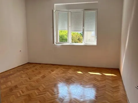 Izdavanje, dvosoban stan, 70m², Centar, Podgorica - image 9