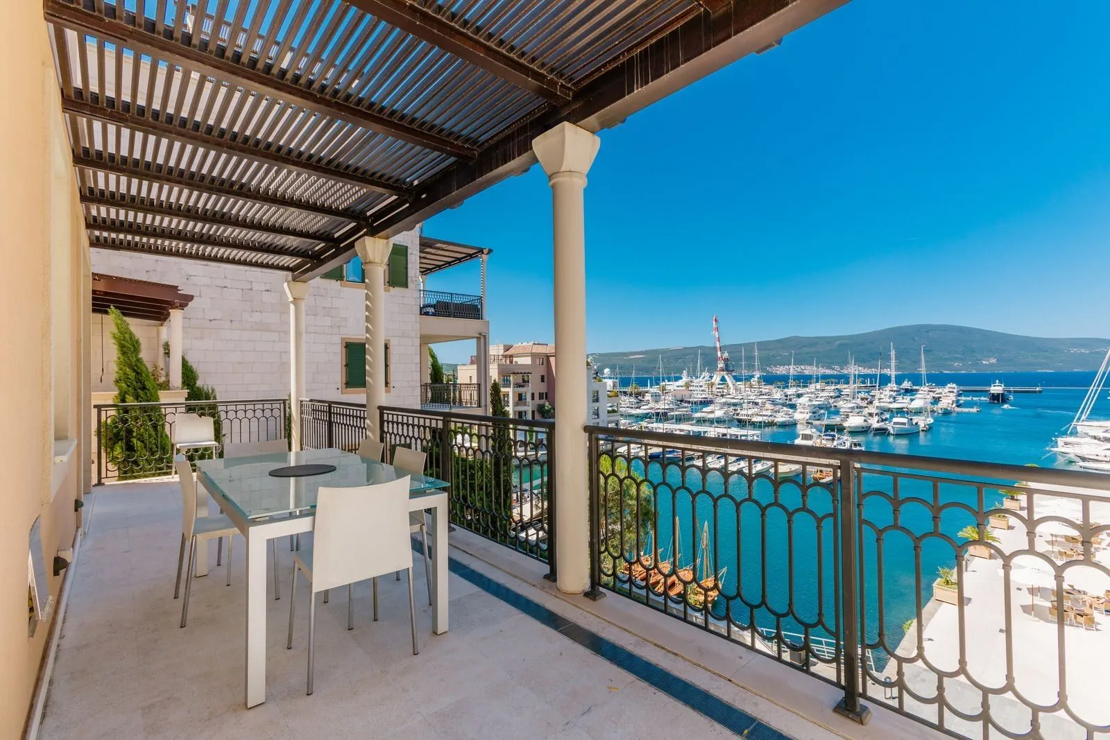 Sale, four bedroom apartment, 240m², Tivat, Crna Gora