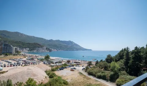 Pogled sa terase na more, obalu i planine u pozadini. - image 26