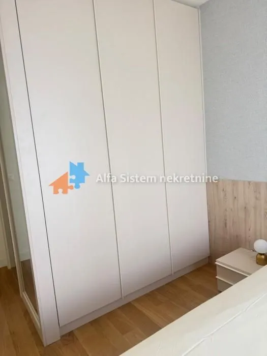 Izdavanje, trosoban stan, 74m², Savski Venac, Beograd
