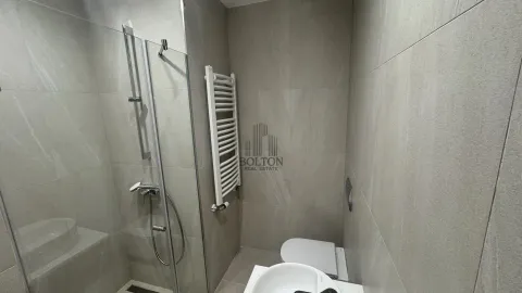 Moderno opremljeno kupatilo sa tuš kabinom i keramičkim pločicama. - image 2