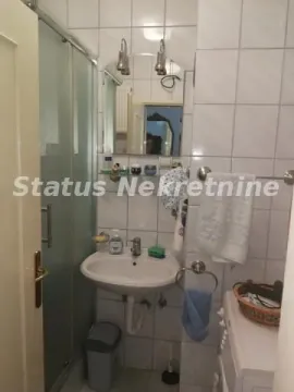Manje kupatilo sa tuš kabinom, umivaonikom i ogledalom. - image 2