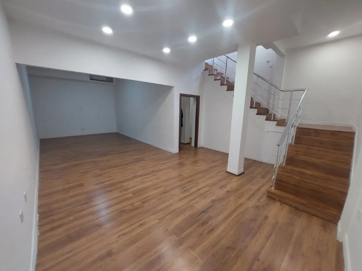 Izdavanje, poslovni prostor, 137m², Centar, Podgorica