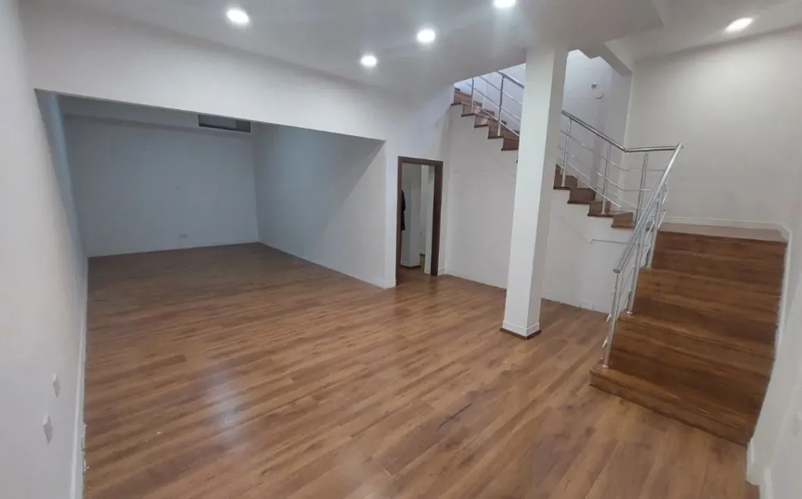 Izdavanje, poslovni prostor, 137m², Centar, Podgorica