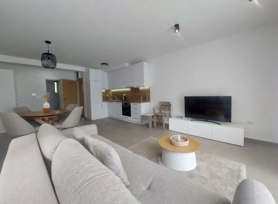 Izdavanje, dvosoban stan, 70m², Gradiošnica, Tivat