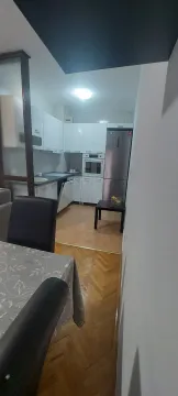 Pogled iz trpezarije prema kuhinji sa bijelim elementima. - image 4