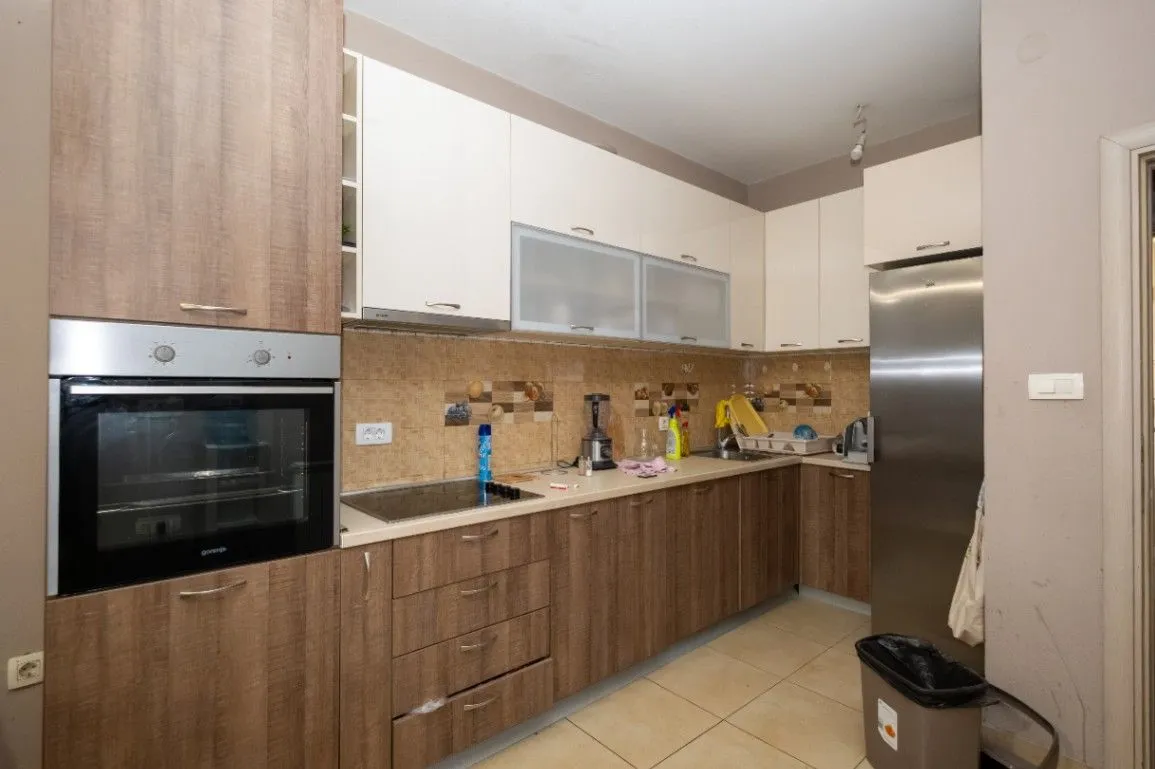 Izdavanje, kuća, 220m², Tološi, Podgorica