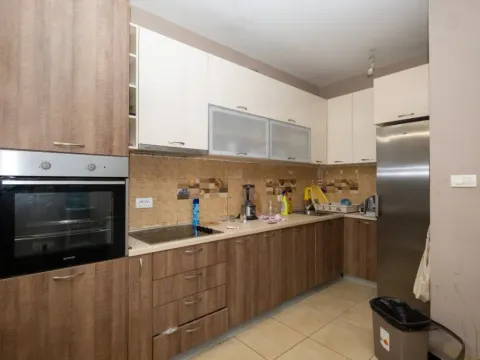 Izdavanje, kuća, 220m², Tološi, Podgorica - image 7