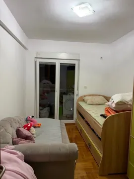Manja spavaća soba sa krevetom, kaučem i izlazom na terasu. - image 11