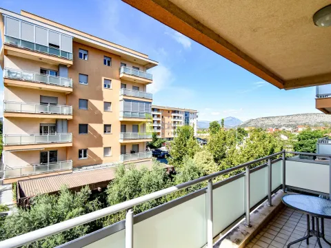 Izdavanje, trosoban stan, 120m², City Kvart, Podgorica - image 25