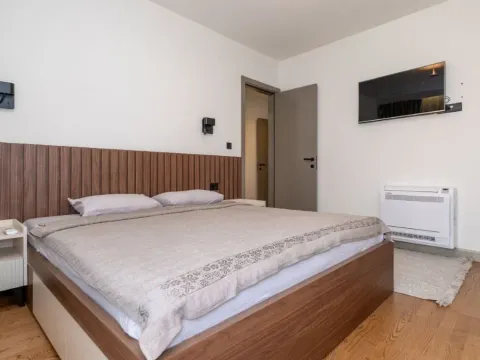 Izdavanje, kuća, 280m², Stari Aerodrom, Podgorica - image 9