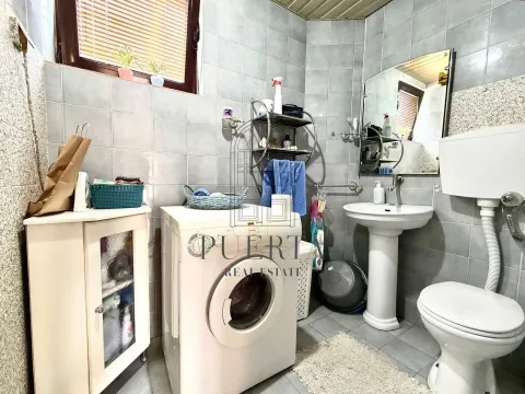 Kupatilo opremljeno sanitarijama, umivaonikom, ogledalom i mašinom za veš. - image 16