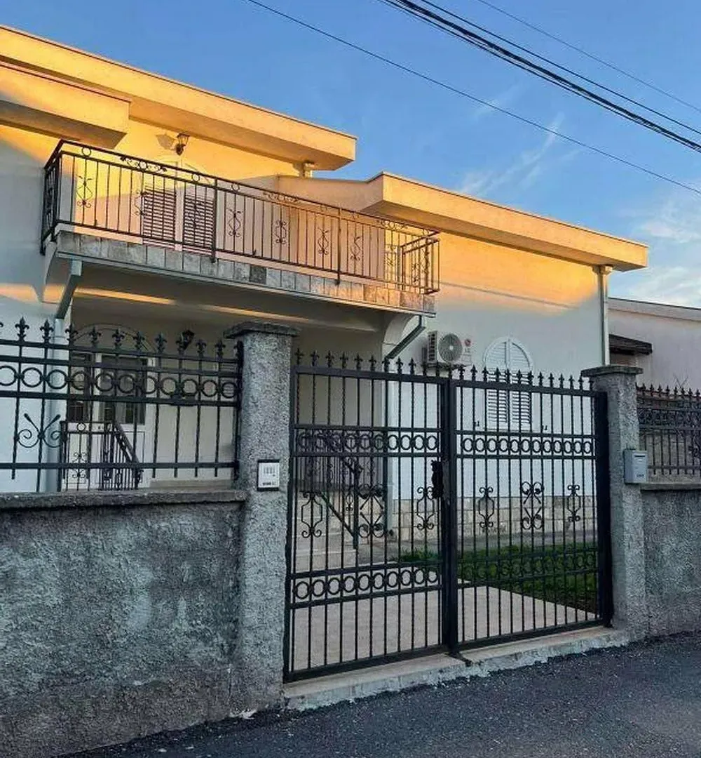 Rent, house, 400m², Zlatica, Podgorica