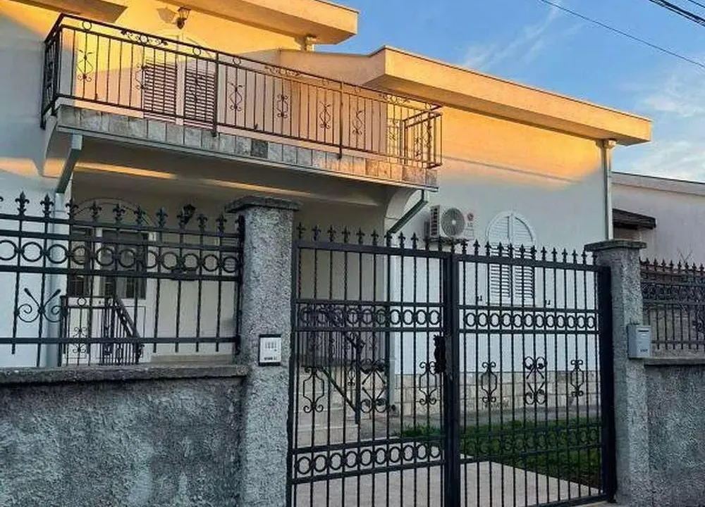 Izdavanje, kuća, 400m², Zlatica, Podgorica