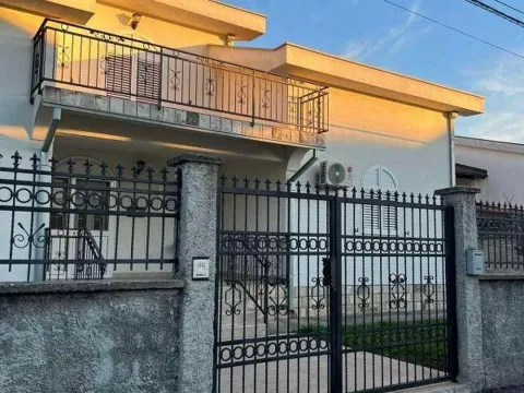 Rent, house, 400m², Zlatica, Podgorica - image 1