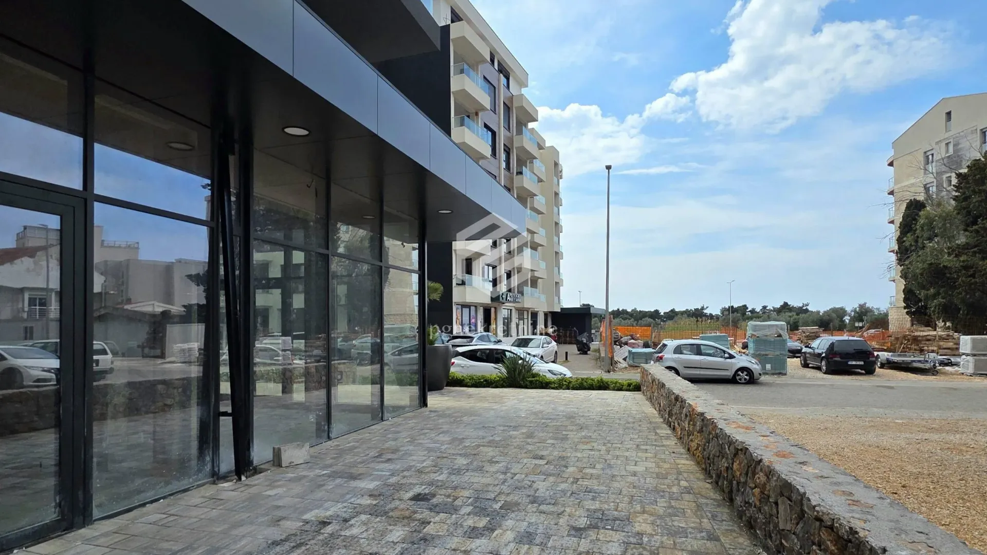 Rent, office space, 55m², Šušanj, Bar