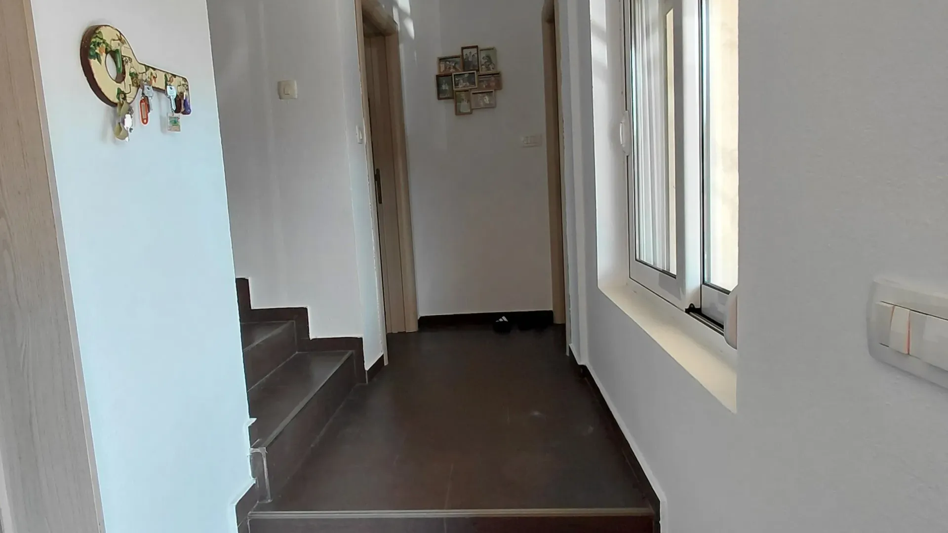 Izdavanje, kuća, 220m², Tološi, Podgorica