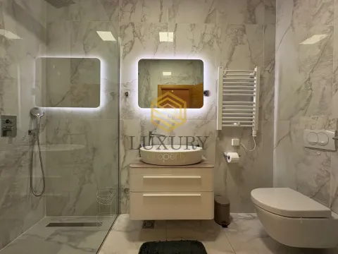 Moderno opremljeno kupatilo sa umivaonikom, tuš kabinom i wc šoljom. - image 8