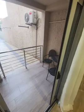 Manja popločana terasa sa garniturom za sedenje. - image 4