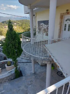 Pogled na natkrivenu terasu i dvorište kuće. - image 13