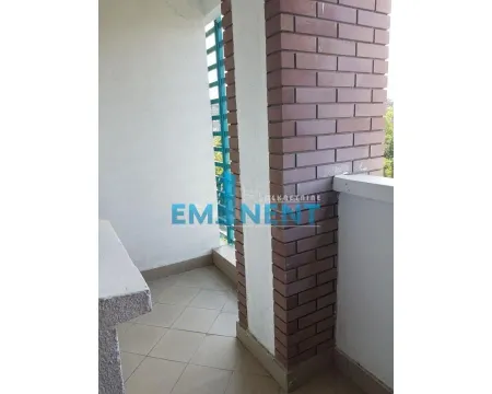 Natkriveni balkon sa popločanim podom i stubom od opeke. - image 16