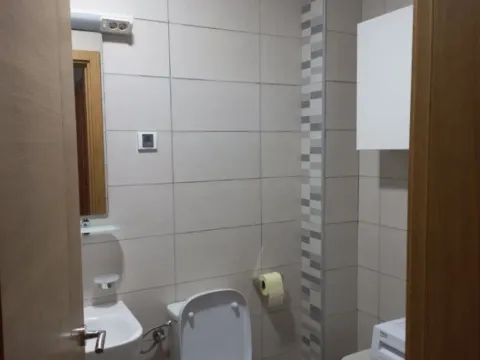 Izdavanje, dvosoban stan, 82m², Centar, Tivat - image 2