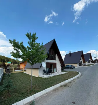 Pogled na eksterijer vikendice sa dvoriijem i terasom. - image 4