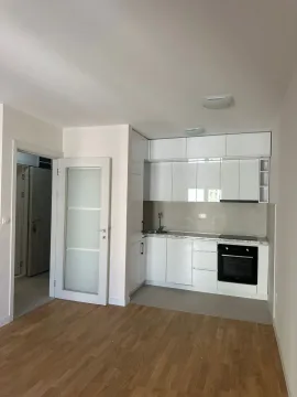 Moderna bijela kuhinja povezana sa dnevnim boravkom. - image 2