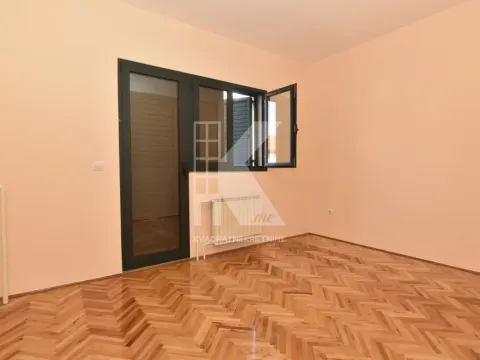 Rent, house, 200m², Stari Aerodrom, Podgorica - image 19