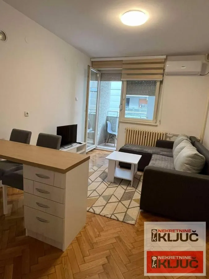 Izdavanje, garsonjera, 24m², Bulevar Oslobodjenja, Novi Sad Sve Podlokacije