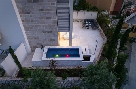 Pogled odozgo na popločano dvorište sa bazenom i garniturom za sjedenje. - image 8