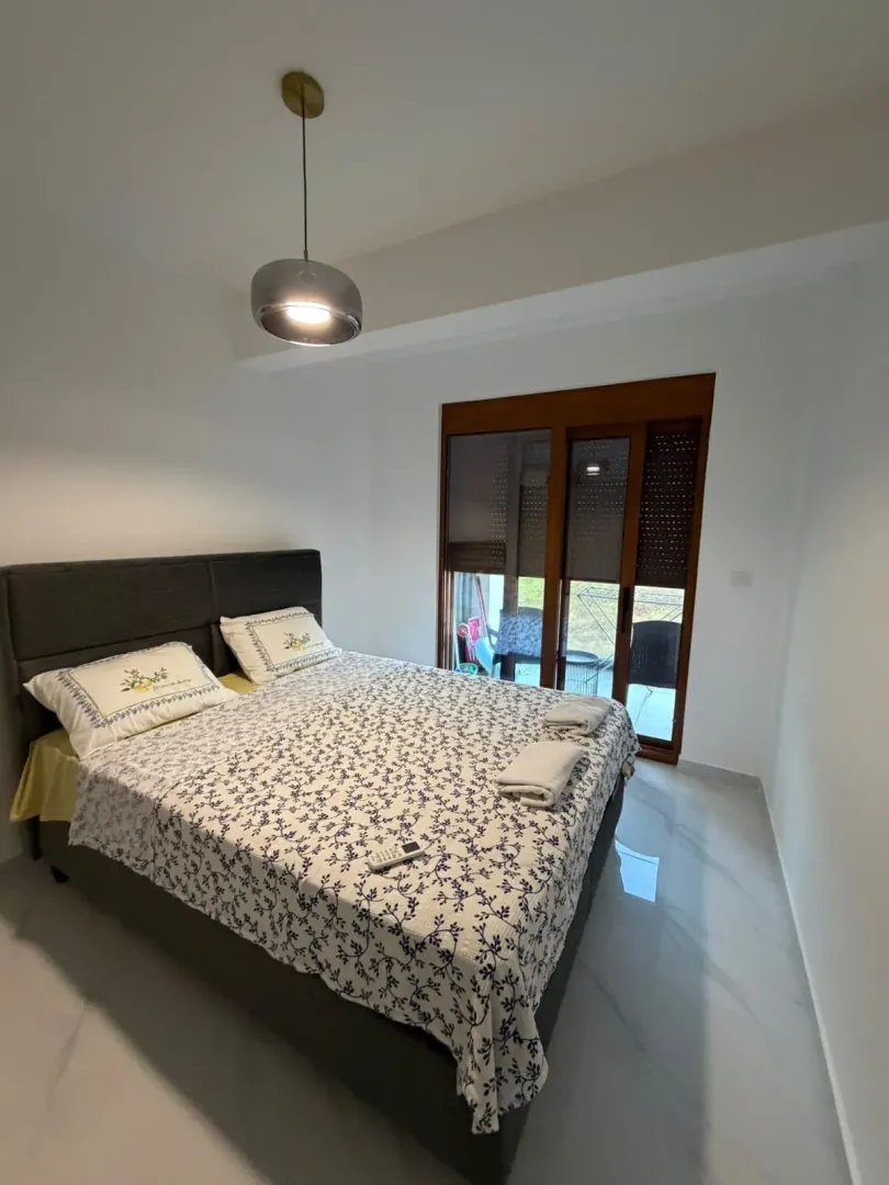 Bright bedroom with a double bed and access to the terrace.